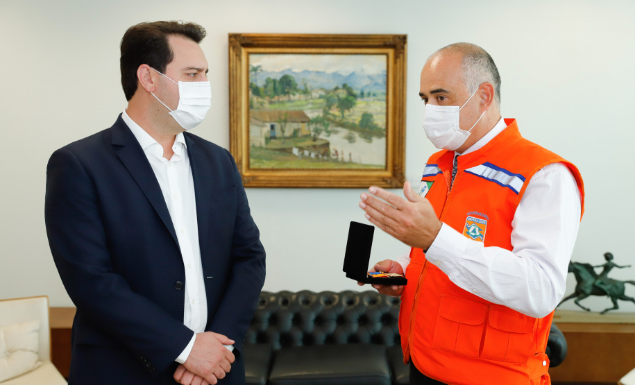 Ratinho Junior fez reconhecimento ao trabalho dos profissionais durante cerimônia reservada. O governador Ratinho Junior foi agraciado com a Medalha de Mérito da Casa Militar e a Medalha de Mérito da Defesa Civil. Foto: Rodrigo Felix Leal
