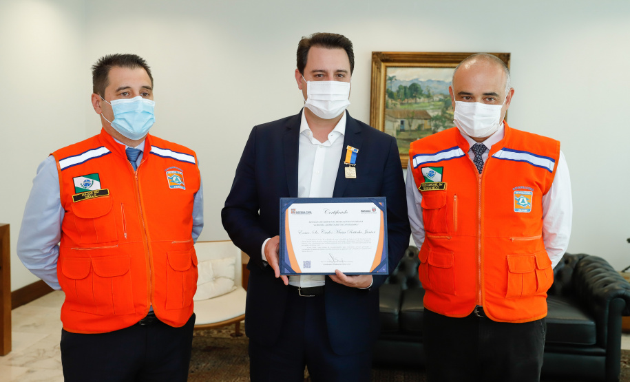 Ratinho Junior fez reconhecimento ao trabalho dos profissionais durante cerimônia reservada. O governador Ratinho Junior foi agraciado com a Medalha de Mérito da Casa Militar e a Medalha de Mérito da Defesa Civil. Foto: Rodrigo Felix Leal