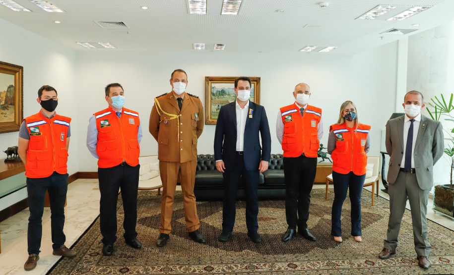 Ratinho Junior fez reconhecimento ao trabalho dos profissionais durante cerimônia reservada. O governador Ratinho Junior foi agraciado com a Medalha de Mérito da Casa Militar e a Medalha de Mérito da Defesa Civil. Foto: Rodrigo Felix Leal