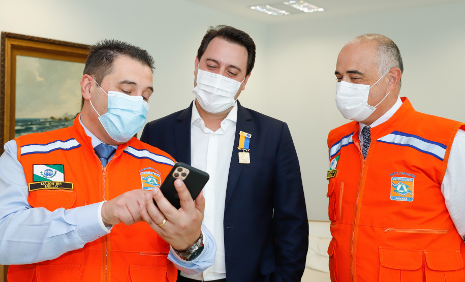 Ratinho Junior fez reconhecimento ao trabalho dos profissionais durante cerimônia reservada. O governador Ratinho Junior foi agraciado com a Medalha de Mérito da Casa Militar e a Medalha de Mérito da Defesa Civil. Foto: Rodrigo Felix Leal