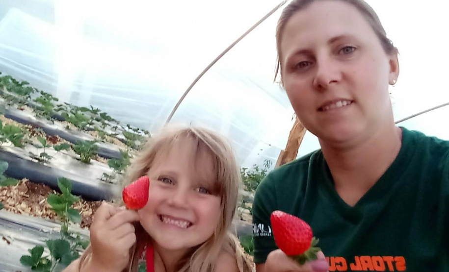 A produtora rural Juliana Mikolaiewski Dziurza, de 30 anos, decide junto com o marido o futuro da propriedade que sustenta a família, em Cruz Machado, no Sul do Paraná. Ela recebe assistência técnica do Instituto de Desenvolvimento Rural do Paraná – Iapar-Emater (IDR-Paraná) há pelo menos cinco anos. Os profissionais a ajudaram a investir na infraestrutura da propriedade e na diversificação da produção.Foto: SEAB