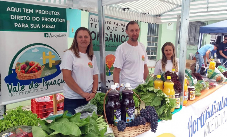 A produtora rural Juliana Mikolaiewski Dziurza, de 30 anos, decide junto com o marido o futuro da propriedade que sustenta a família, em Cruz Machado, no Sul do Paraná. Ela recebe assistência técnica do Instituto de Desenvolvimento Rural do Paraná – Iapar-Emater (IDR-Paraná) há pelo menos cinco anos. Os profissionais a ajudaram a investir na infraestrutura da propriedade e na diversificação da produção.Foto: SEAB