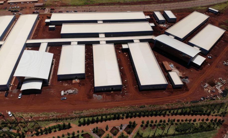 O governador Carlos Massa Ratinho Junior destacou nesta quinta-feira (22) dois importantes projetos que vão impulsionar a área de saúde em Maringá e na região Noroeste. Ele esteve nas obras do Hospital da Criança, uma unidade de 164 leitos que está sendo construído com recursos do Governo do Estado, governo federal e Organização Mundial da Família (OMF).