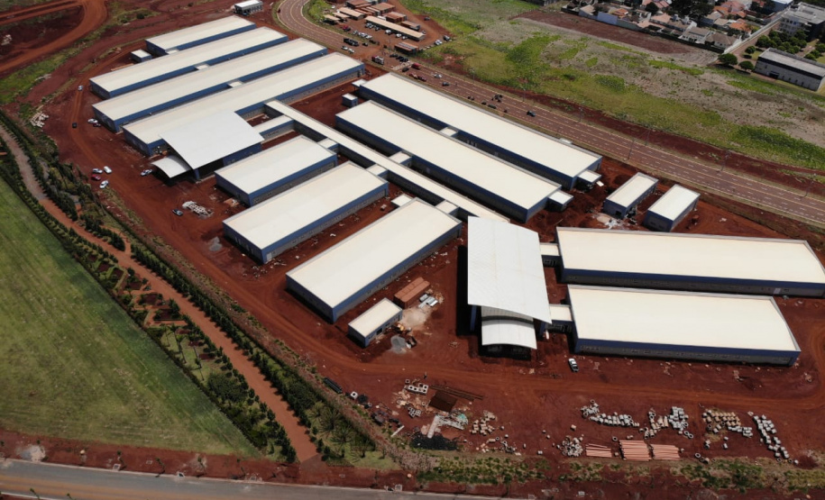 O governador Carlos Massa Ratinho Junior destacou nesta quinta-feira (22) dois importantes projetos que vão impulsionar a área de saúde em Maringá e na região Noroeste. Ele esteve nas obras do Hospital da Criança, uma unidade de 164 leitos que está sendo construído com recursos do Governo do Estado, governo federal e Organização Mundial da Família (OMF).