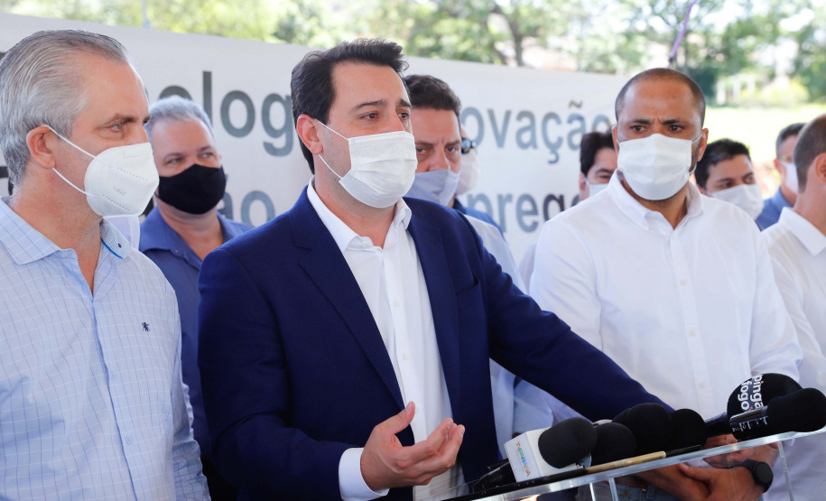 O governador Ratinho Junior também conheceu o espaço do Parque Tecnológico de Maringá, que ocupará um terreno de 180 mil metros quadrados, subdivividos em mais de 50 loteamentos, próximo ao Parque do Japão. A expectativa é reunir em um só espaço, com toda a infraestrutura necessária, a maior parte da inovação