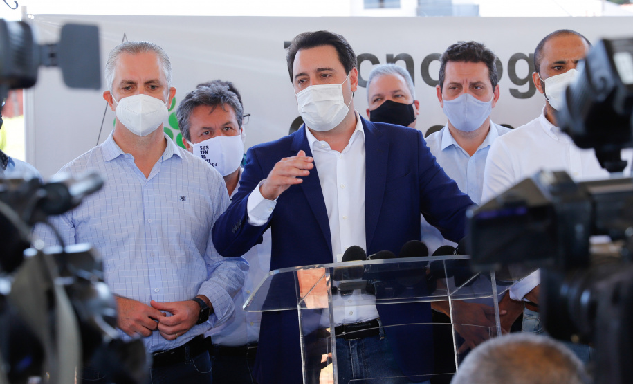 O governador Ratinho Junior também conheceu o espaço do Parque Tecnológico de Maringá, que ocupará um terreno de 180 mil metros quadrados, subdivividos em mais de 50 loteamentos, próximo ao Parque do Japão. A expectativa é reunir em um só espaço, com toda a infraestrutura necessária, a maior parte da inovação