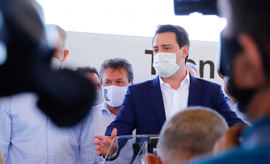 O governador Ratinho Junior também conheceu o espaço do Parque Tecnológico de Maringá, que ocupará um terreno de 180 mil metros quadrados, subdivividos em mais de 50 loteamentos, próximo ao Parque do Japão. A expectativa é reunir em um só espaço, com toda a infraestrutura necessária, a maior parte da inovação