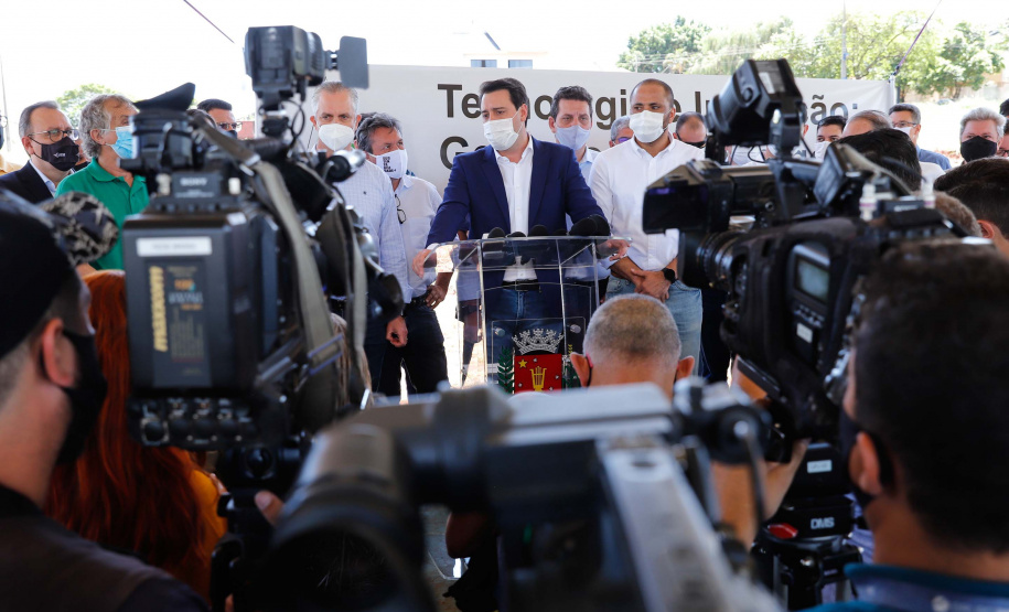 O governador Ratinho Junior também conheceu o espaço do Parque Tecnológico de Maringá, que ocupará um terreno de 180 mil metros quadrados, subdivividos em mais de 50 loteamentos, próximo ao Parque do Japão. A expectativa é reunir em um só espaço, com toda a infraestrutura necessária, a maior parte da inovação