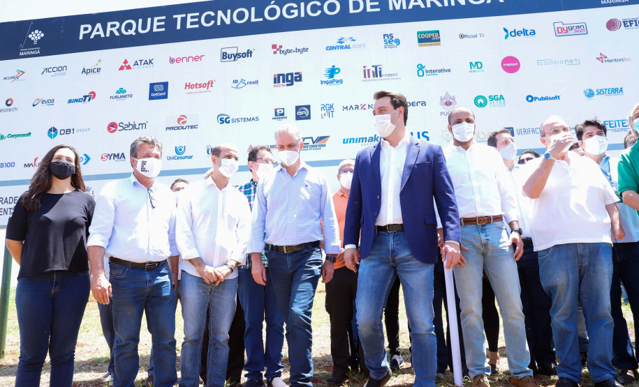 O governador Ratinho Junior também conheceu o espaço do Parque Tecnológico de Maringá, que ocupará um terreno de 180 mil metros quadrados, subdivividos em mais de 50 loteamentos, próximo ao Parque do Japão. A expectativa é reunir em um só espaço, com toda a infraestrutura necessária, a maior parte da inovação