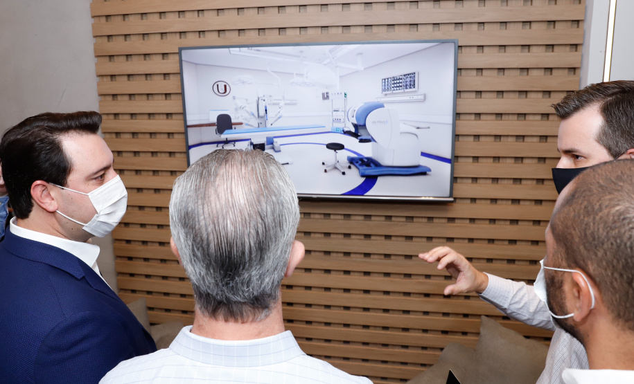 Governador Carlos massa Ratinho Junior participa do lançamento da pedra fundamental da Unique Medical