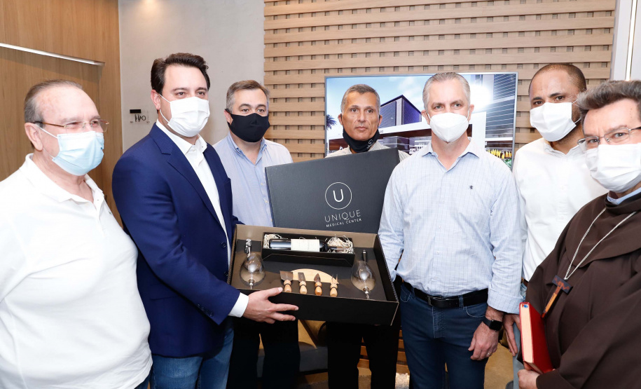 Governador Carlos massa Ratinho Junior participa do lançamento da pedra fundamental da Unique Medical