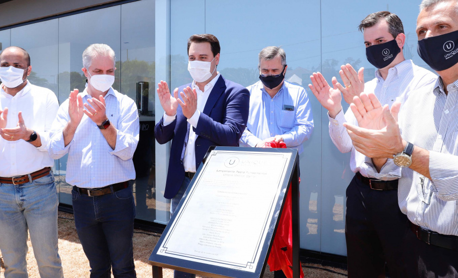 Governador Carlos massa Ratinho Junior participa do lançamento da pedra fundamental da Unique Medical