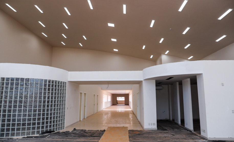 O governador Carlos Massa Ratinho Junior destacou nesta quinta-feira (22) dois importantes projetos que vão impulsionar a área de saúde em Maringá e na região Noroeste. Ele esteve nas obras do Hospital da Criança, uma unidade de 164 leitos que está sendo construído com recursos do Governo do Estado, governo federal e Organização Mundial da Família (OMF).