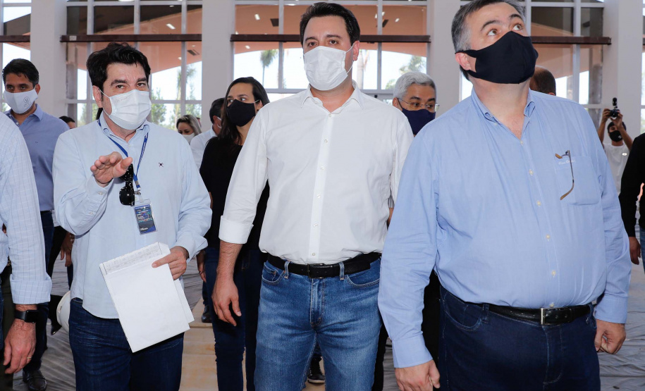 O governador Carlos Massa Ratinho Junior destacou nesta quinta-feira (22) dois importantes projetos que vão impulsionar a área de saúde em Maringá e na região Noroeste. Ele esteve nas obras do Hospital da Criança, uma unidade de 164 leitos que está sendo construído com recursos do Governo do Estado, governo federal e Organização Mundial da Família (OMF).