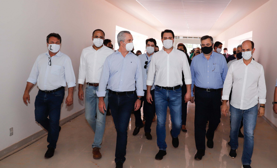 O governador Carlos Massa Ratinho Junior destacou nesta quinta-feira (22) dois importantes projetos que vão impulsionar a área de saúde em Maringá e na região Noroeste. Ele esteve nas obras do Hospital da Criança, uma unidade de 164 leitos que está sendo construído com recursos do Governo do Estado, governo federal e Organização Mundial da Família (OMF).