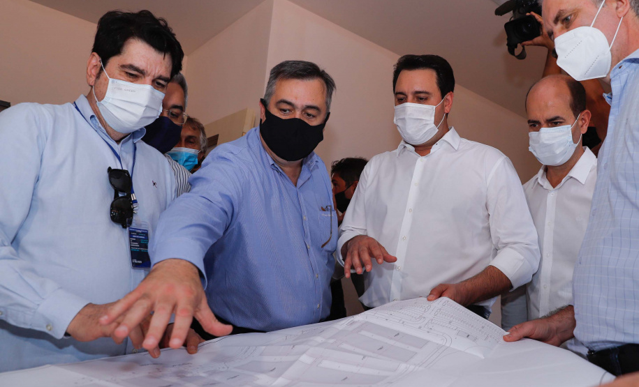 O governador Carlos Massa Ratinho Junior destacou nesta quinta-feira (22) dois importantes projetos que vão impulsionar a área de saúde em Maringá e na região Noroeste. Ele esteve nas obras do Hospital da Criança, uma unidade de 164 leitos que está sendo construído com recursos do Governo do Estado, governo federal e Organização Mundial da Família (OMF).