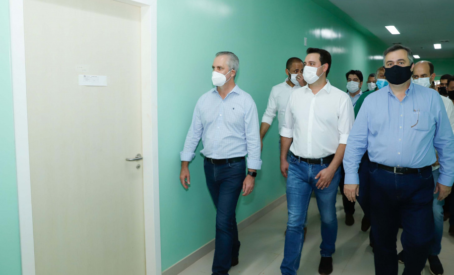 O governador Carlos Massa Ratinho Junior destacou nesta quinta-feira (22) dois importantes projetos que vão impulsionar a área de saúde em Maringá e na região Noroeste. Ele esteve nas obras do Hospital da Criança, uma unidade de 164 leitos que está sendo construído com recursos do Governo do Estado, governo federal e Organização Mundial da Família (OMF).