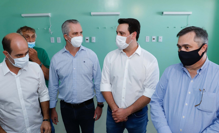 O governador Carlos Massa Ratinho Junior destacou nesta quinta-feira (22) dois importantes projetos que vão impulsionar a área de saúde em Maringá e na região Noroeste. Ele esteve nas obras do Hospital da Criança, uma unidade de 164 leitos que está sendo construído com recursos do Governo do Estado, governo federal e Organização Mundial da Família (OMF).