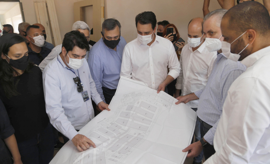 O governador Carlos Massa Ratinho Junior destacou nesta quinta-feira (22) dois importantes projetos que vão impulsionar a área de saúde em Maringá e na região Noroeste. Ele esteve nas obras do Hospital da Criança, uma unidade de 164 leitos que está sendo construído com recursos do Governo do Estado, governo federal e Organização Mundial da Família (OMF).
Foto Gilson Abreu