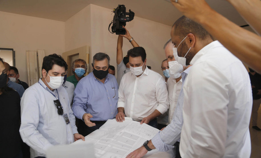 O governador Carlos Massa Ratinho Junior destacou nesta quinta-feira (22) dois importantes projetos que vão impulsionar a área de saúde em Maringá e na região Noroeste. Ele esteve nas obras do Hospital da Criança, uma unidade de 164 leitos que está sendo construído com recursos do Governo do Estado, governo federal e Organização Mundial da Família (OMF).
Foto Gilson Abreu