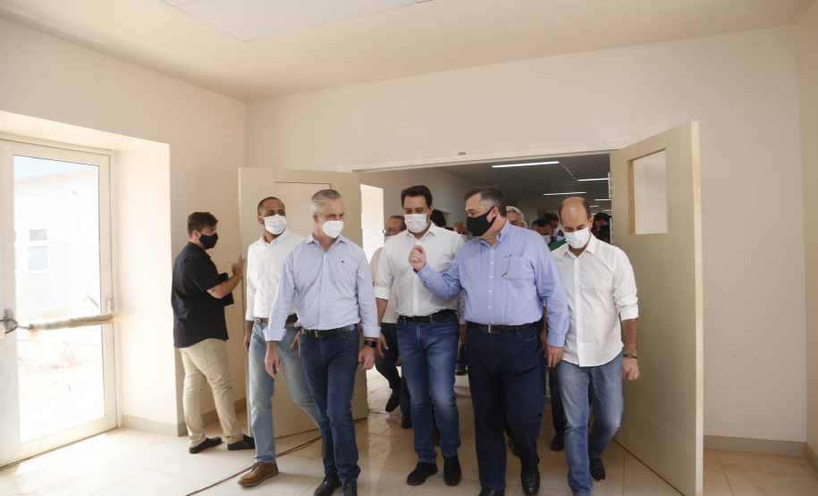 O governador Carlos Massa Ratinho Junior destacou nesta quinta-feira (22) dois importantes projetos que vão impulsionar a área de saúde em Maringá e na região Noroeste. Ele esteve nas obras do Hospital da Criança, uma unidade de 164 leitos que está sendo construído com recursos do Governo do Estado, governo federal e Organização Mundial da Família (OMF).
Foto Gilson Abreu