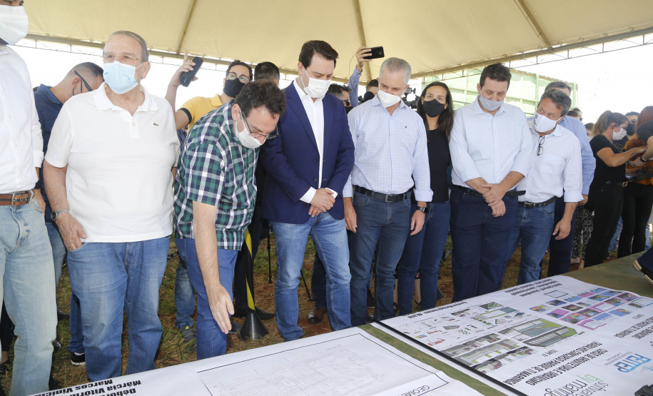 O governador Ratinho Junior também conheceu o espaço do Parque Tecnológico de Maringá, que ocupará um terreno de 180 mil metros quadrados, subdivividos em mais de 50 loteamentos, próximo ao Parque do Japão. A expectativa é reunir em um só espaço, com toda a infraestrutura necessária, a maior parte da inovação tecnológica do município.
Foto Gilson Abreu