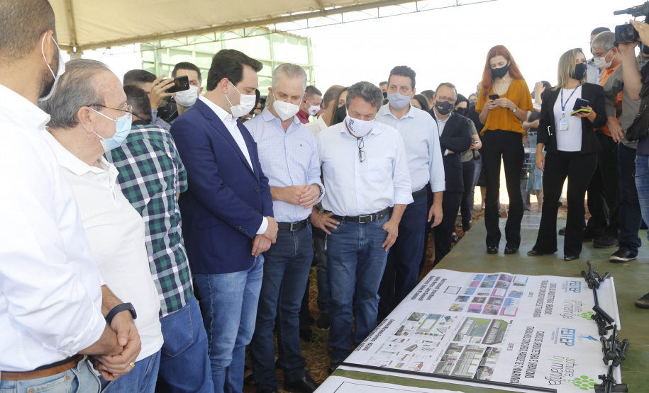 O governador Ratinho Junior também conheceu o espaço do Parque Tecnológico de Maringá, que ocupará um terreno de 180 mil metros quadrados, subdivividos em mais de 50 loteamentos, próximo ao Parque do Japão. A expectativa é reunir em um só espaço, com toda a infraestrutura necessária, a maior parte da inovação tecnológica do município.
Foto Gilson Abreu