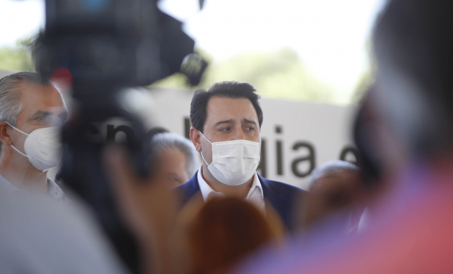 O governador Ratinho Junior também conheceu o espaço do Parque Tecnológico de Maringá, que ocupará um terreno de 180 mil metros quadrados, subdivividos em mais de 50 loteamentos, próximo ao Parque do Japão. A expectativa é reunir em um só espaço, com toda a infraestrutura necessária, a maior parte da inovação tecnológica do município.
Foto Gilson Abreu