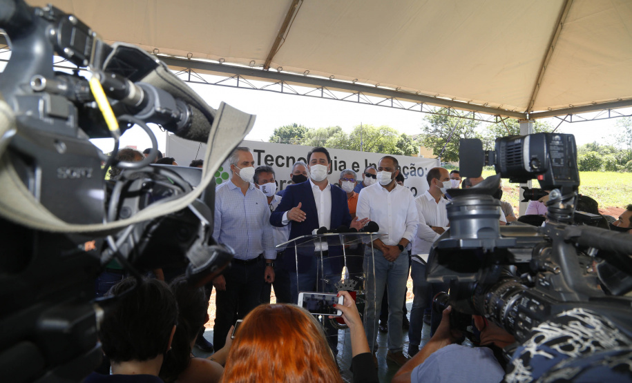O governador Ratinho Junior também conheceu o espaço do Parque Tecnológico de Maringá, que ocupará um terreno de 180 mil metros quadrados, subdivividos em mais de 50 loteamentos, próximo ao Parque do Japão. A expectativa é reunir em um só espaço, com toda a infraestrutura necessária, a maior parte da inovação tecnológica do município.
Foto Gilson Abreu
