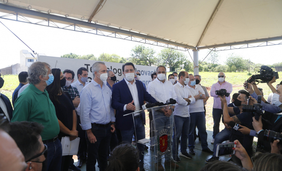 O governador Ratinho Junior também conheceu o espaço do Parque Tecnológico de Maringá, que ocupará um terreno de 180 mil metros quadrados, subdivividos em mais de 50 loteamentos, próximo ao Parque do Japão. A expectativa é reunir em um só espaço, com toda a infraestrutura necessária, a maior parte da inovação tecnológica do município.
Foto Gilson Abreu