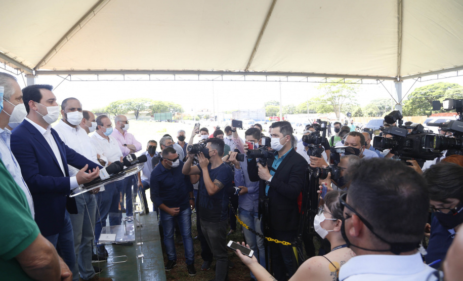 O governador Ratinho Junior também conheceu o espaço do Parque Tecnológico de Maringá, que ocupará um terreno de 180 mil metros quadrados, subdivividos em mais de 50 loteamentos, próximo ao Parque do Japão. A expectativa é reunir em um só espaço, com toda a infraestrutura necessária, a maior parte da inovação tecnológica do município.
Foto Gilson Abreu