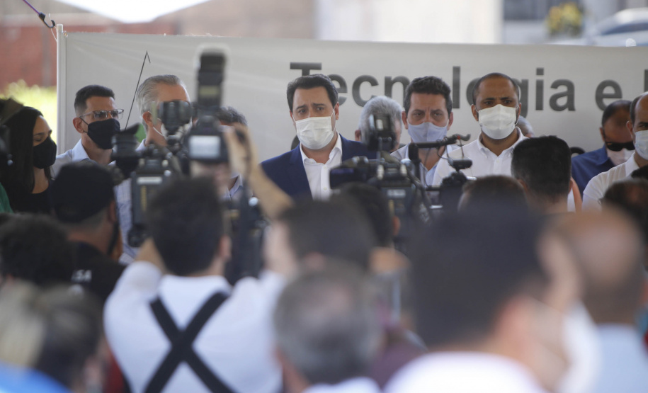 O governador Ratinho Junior também conheceu o espaço do Parque Tecnológico de Maringá, que ocupará um terreno de 180 mil metros quadrados, subdivividos em mais de 50 loteamentos, próximo ao Parque do Japão. A expectativa é reunir em um só espaço, com toda a infraestrutura necessária, a maior parte da inovação tecnológica do município.
Foto Gilson Abreu