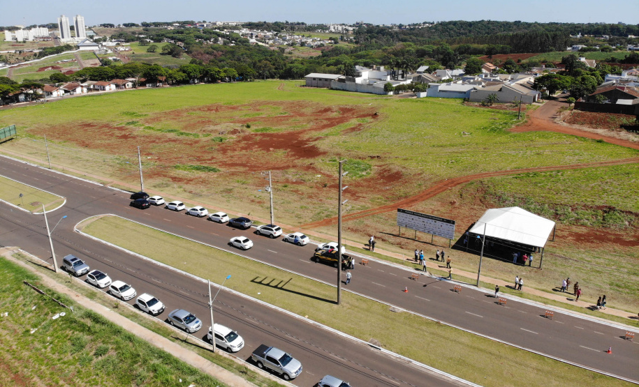 O governador Ratinho Junior também conheceu o espaço do Parque Tecnológico de Maringá, que ocupará um terreno de 180 mil metros quadrados, subdivividos em mais de 50 loteamentos, próximo ao Parque do Japão. A expectativa é reunir em um só espaço, com toda a infraestrutura necessária, a maior parte da inovação tecnológica do município.
Foto Gilson Abreu