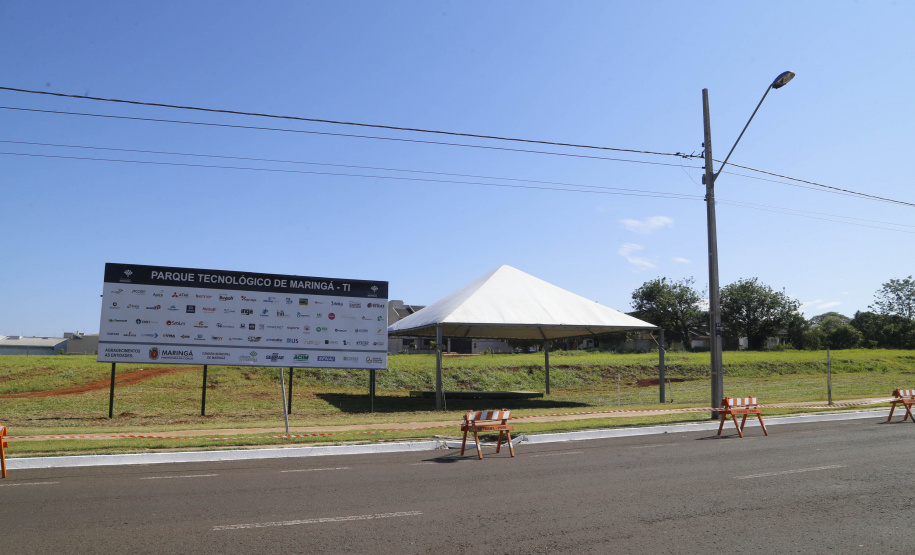 O governador Ratinho Junior também conheceu o espaço do Parque Tecnológico de Maringá, que ocupará um terreno de 180 mil metros quadrados, subdivividos em mais de 50 loteamentos, próximo ao Parque do Japão. A expectativa é reunir em um só espaço, com toda a infraestrutura necessária, a maior parte da inovação tecnológica do município.
Foto Gilson Abreu