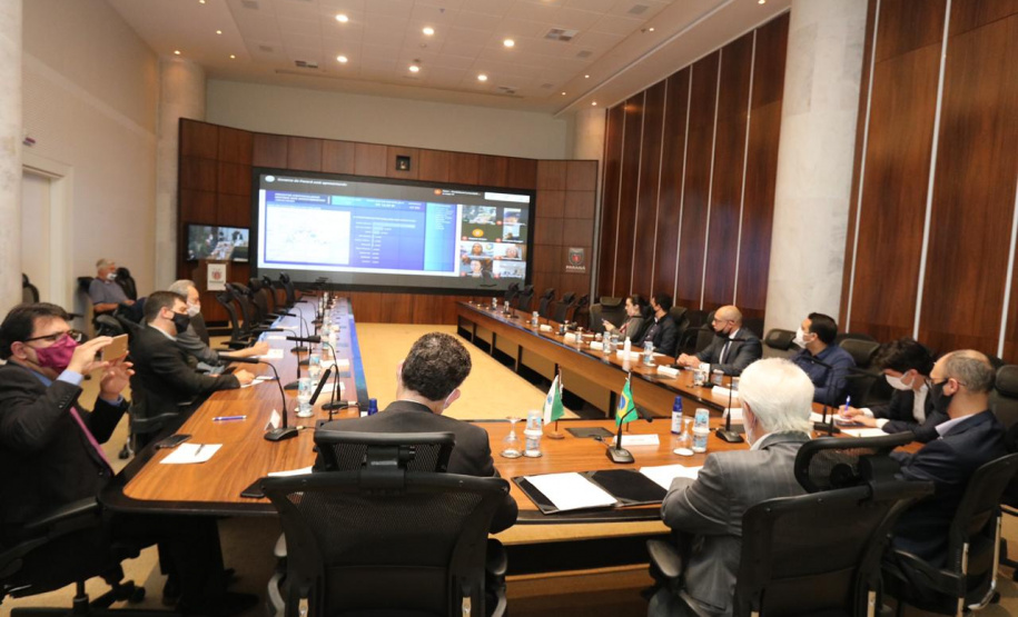 O Governo do Paraná quer atrair mais investimentos produtivos para os municípios, a fim de incrementar a oferta de emprego e renda localmente, segundo afirmou o vice-governador Darci Piana ao participar, nesta quinta-feira (22) do Fórum Invest. O evento foi online e apresentou a prefeitos e secretários municipais, as ações da Invest Paraná, agência estadual responsável pela prospecção de novos negócios e atração de empresas. Foto: Camila Tonett