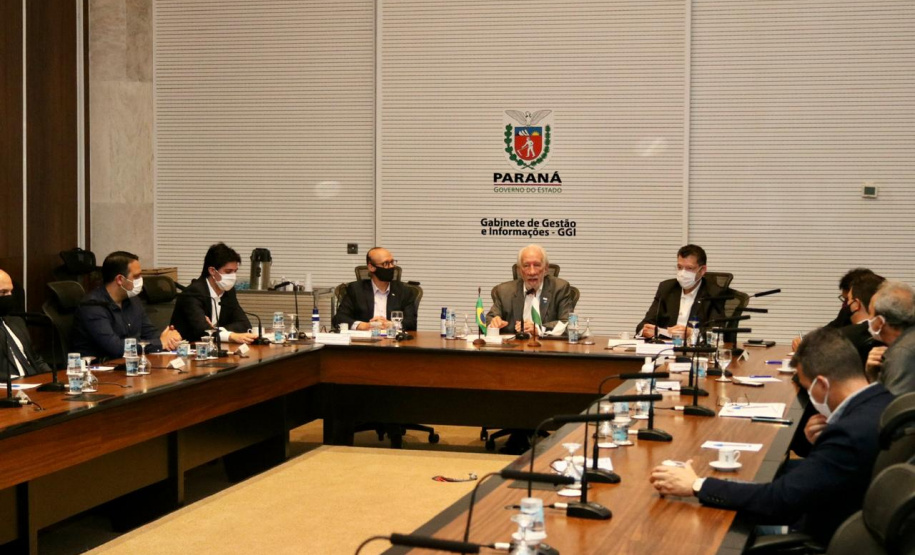 O Governo do Paraná quer atrair mais investimentos produtivos para os municípios, a fim de incrementar a oferta de emprego e renda localmente, segundo afirmou o vice-governador Darci Piana ao participar, nesta quinta-feira (22) do Fórum Invest. O evento foi online e apresentou a prefeitos e secretários municipais, as ações da Invest Paraná, agência estadual responsável pela prospecção de novos negócios e atração de empresas. Foto: Camila Tonett