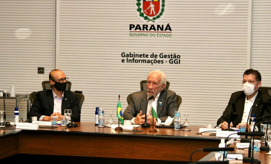 O Governo do Paraná quer atrair mais investimentos produtivos para os municípios, a fim de incrementar a oferta de emprego e renda localmente, segundo afirmou o vice-governador Darci Piana ao participar, nesta quinta-feira (22) do Fórum Invest. O evento foi online e apresentou a prefeitos e secretários municipais, as ações da Invest Paraná, agência estadual responsável pela prospecção de novos negócios e atração de empresas. Foto: Camila Tonett