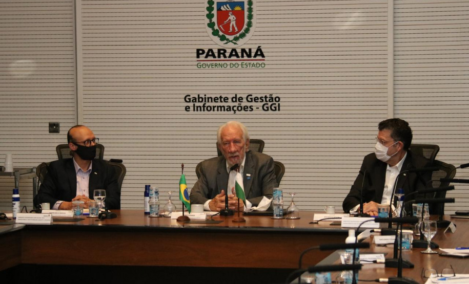 O Governo do Paraná quer atrair mais investimentos produtivos para os municípios, a fim de incrementar a oferta de emprego e renda localmente, segundo afirmou o vice-governador Darci Piana ao participar, nesta quinta-feira (22) do Fórum Invest. O evento foi online e apresentou a prefeitos e secretários municipais, as ações da Invest Paraná, agência estadual responsável pela prospecção de novos negócios e atração de empresas. Foto: Camila Tonett
