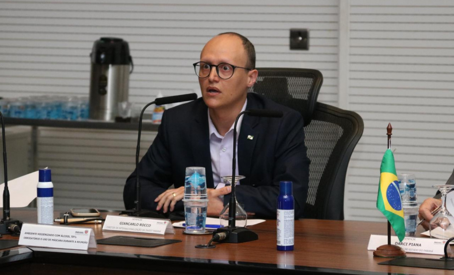 O Governo do Paraná quer atrair mais investimentos produtivos para os municípios, a fim de incrementar a oferta de emprego e renda localmente, segundo afirmou o vice-governador Darci Piana ao participar, nesta quinta-feira (22) do Fórum Invest. O evento foi online e apresentou a prefeitos e secretários municipais, as ações da Invest Paraná, agência estadual responsável pela prospecção de novos negócios e atração de empresas. Foto: Camila Tonett