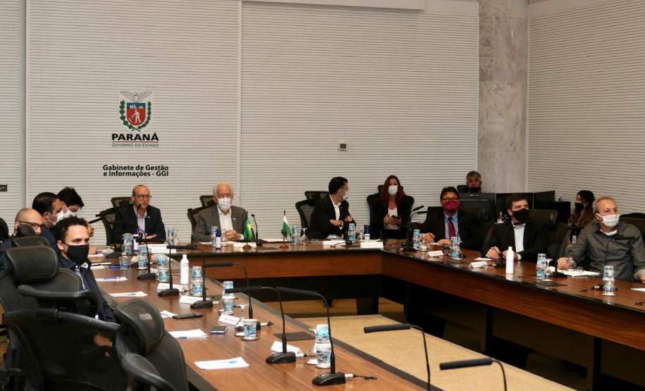 O Governo do Paraná quer atrair mais investimentos produtivos para os municípios, a fim de incrementar a oferta de emprego e renda localmente, segundo afirmou o vice-governador Darci Piana ao participar, nesta quinta-feira (22) do Fórum Invest. O evento foi online e apresentou a prefeitos e secretários municipais, as ações da Invest Paraná, agência estadual responsável pela prospecção de novos negócios e atração de empresas. Foto: Camila Tonett