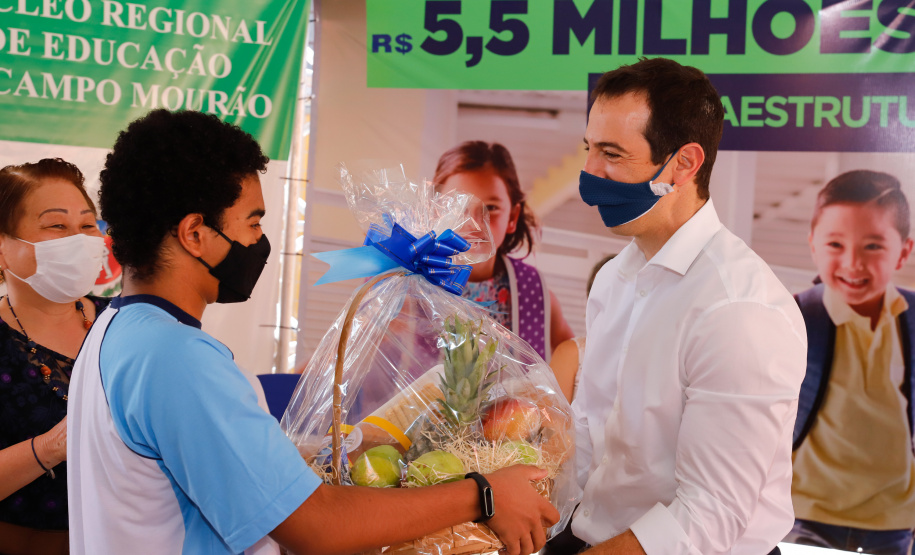 A retomada das aulas presenciais será ainda mais especial para os alunos do Colégio Estadual Novo Horizonte, em Campo Mourão, no Centro-Oeste do Paraná. A data ainda não está certa, mas quando retornarem, os estudantes terão um espaço novinho, maior e mais moderno. Nesta quinta-feira (22), o governador Carlos Massa Ratinho Junior esteve na cidade para inaugurar a nova sede da escola.