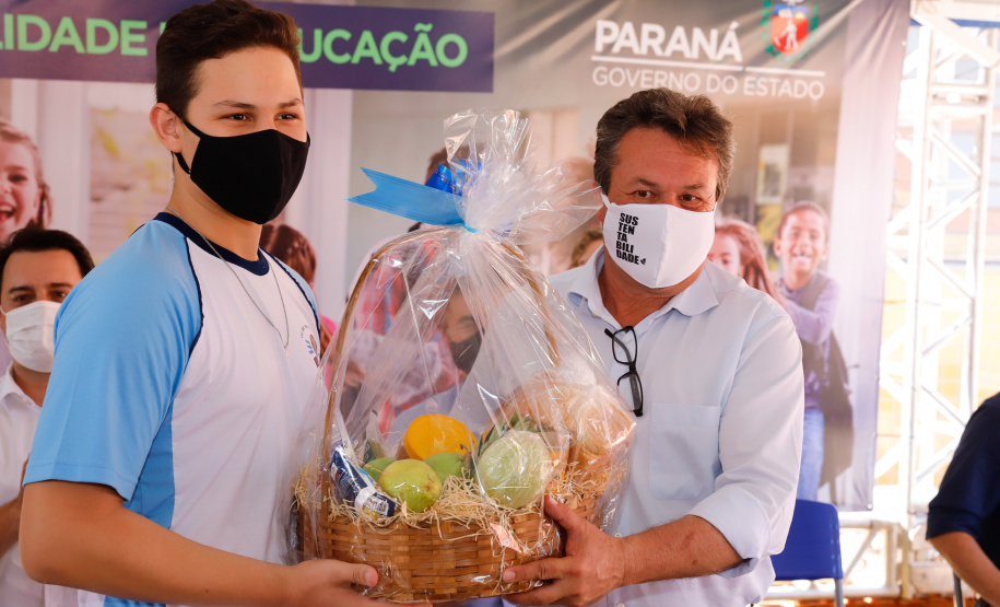 A retomada das aulas presenciais será ainda mais especial para os alunos do Colégio Estadual Novo Horizonte, em Campo Mourão, no Centro-Oeste do Paraná. A data ainda não está certa, mas quando retornarem, os estudantes terão um espaço novinho, maior e mais moderno. Nesta quinta-feira (22), o governador Carlos Massa Ratinho Junior esteve na cidade para inaugurar a nova sede da escola.