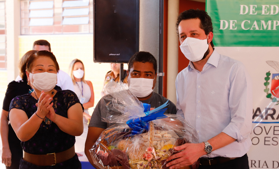 A retomada das aulas presenciais será ainda mais especial para os alunos do Colégio Estadual Novo Horizonte, em Campo Mourão, no Centro-Oeste do Paraná. A data ainda não está certa, mas quando retornarem, os estudantes terão um espaço novinho, maior e mais moderno. Nesta quinta-feira (22), o governador Carlos Massa Ratinho Junior esteve na cidade para inaugurar a nova sede da escola.