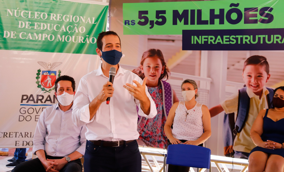 A retomada das aulas presenciais será ainda mais especial para os alunos do Colégio Estadual Novo Horizonte, em Campo Mourão, no Centro-Oeste do Paraná. A data ainda não está certa, mas quando retornarem, os estudantes terão um espaço novinho, maior e mais moderno. Nesta quinta-feira (22), o governador Carlos Massa Ratinho Junior esteve na cidade para inaugurar a nova sede da escola.
