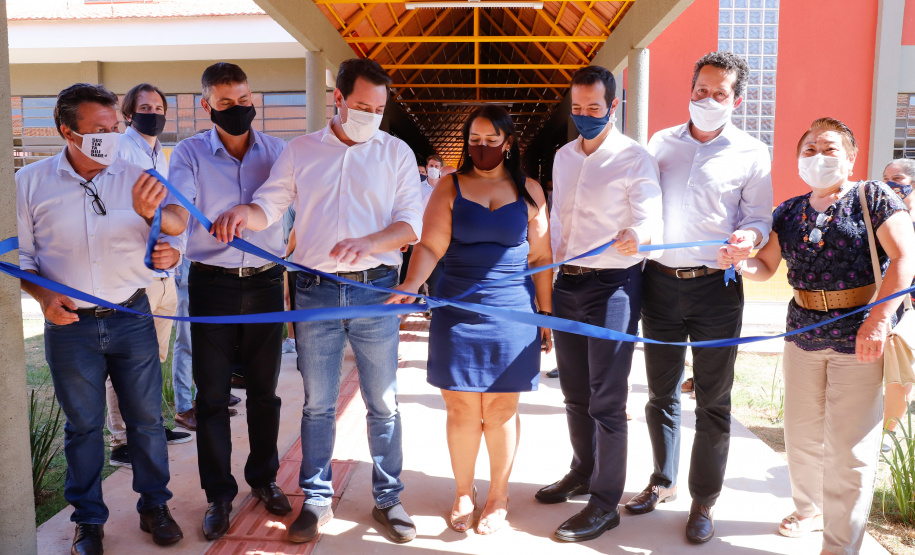 A retomada das aulas presenciais será ainda mais especial para os alunos do Colégio Estadual Novo Horizonte, em Campo Mourão, no Centro-Oeste do Paraná. A data ainda não está certa, mas quando retornarem, os estudantes terão um espaço novinho, maior e mais moderno. Nesta quinta-feira (22), o governador Carlos Massa Ratinho Junior esteve na cidade para inaugurar a nova sede da escola.