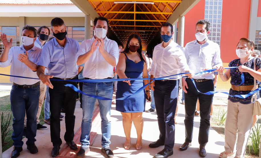 A retomada das aulas presenciais será ainda mais especial para os alunos do Colégio Estadual Novo Horizonte, em Campo Mourão, no Centro-Oeste do Paraná. A data ainda não está certa, mas quando retornarem, os estudantes terão um espaço novinho, maior e mais moderno. Nesta quinta-feira (22), o governador Carlos Massa Ratinho Junior esteve na cidade para inaugurar a nova sede da escola.