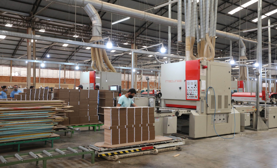 FEITA NO PARANA - Grupo Munhoz Caetano, holding do segmento moveleiro, que produz móveis seriados para o segmento de sala de estar.  A Caemmun Movelaria está sediada em Arapongas, um dos maiores polos moveleiros do país. Na foto fabrica da Filial Sabáudia. 06/10/2020 - Foto: Geraldo Bubniak/AEN