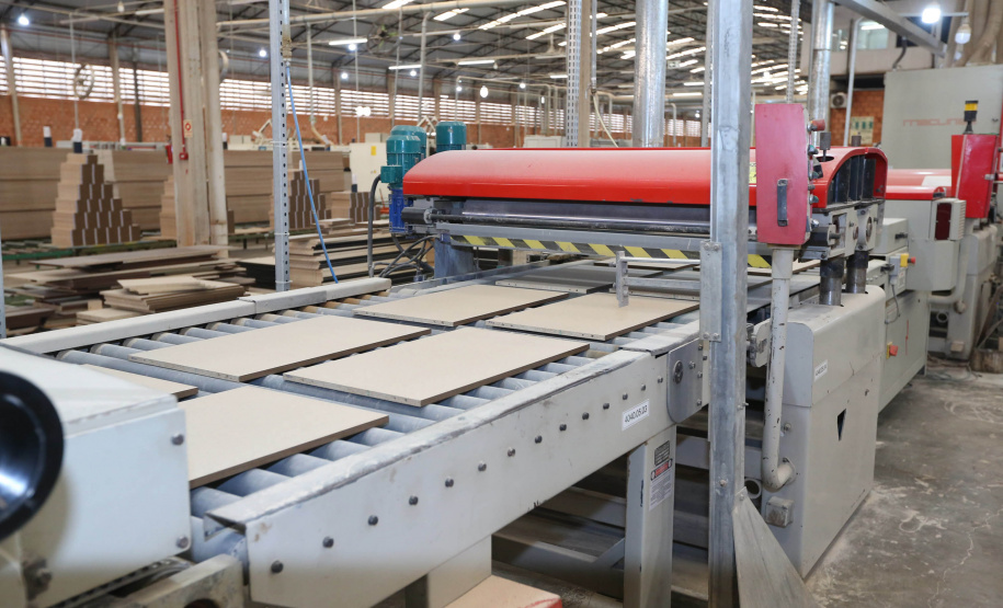 FEITA NO PARANA - Grupo Munhoz Caetano, holding do segmento moveleiro, que produz móveis seriados para o segmento de sala de estar.  A Caemmun Movelaria está sediada em Arapongas, um dos maiores polos moveleiros do país. Na foto fabrica da Filial Sabáudia. 06/10/2020 - Foto: Geraldo Bubniak/AEN