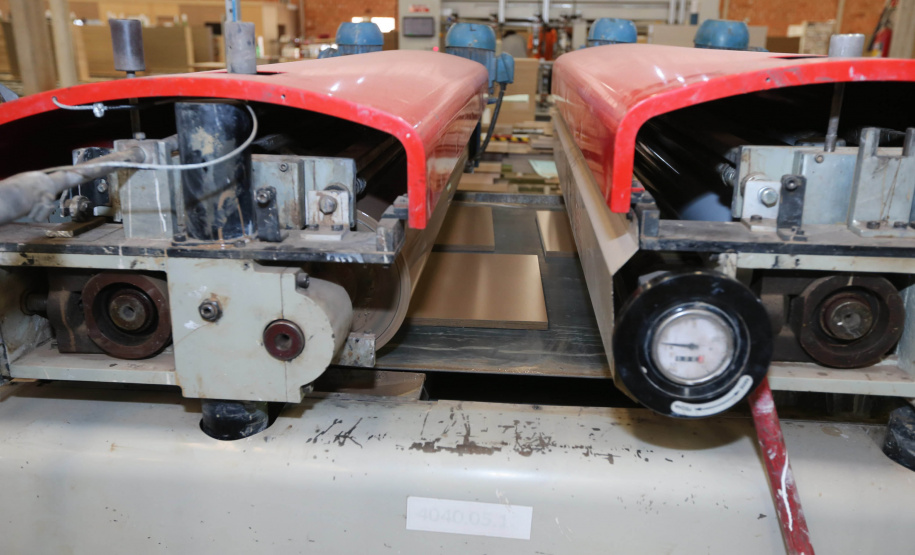 FEITA NO PARANA - Grupo Munhoz Caetano, holding do segmento moveleiro, que produz móveis seriados para o segmento de sala de estar.  A Caemmun Movelaria está sediada em Arapongas, um dos maiores polos moveleiros do país. Na foto fabrica da Filial Sabáudia. 06/10/2020 - Foto: Geraldo Bubniak/AEN