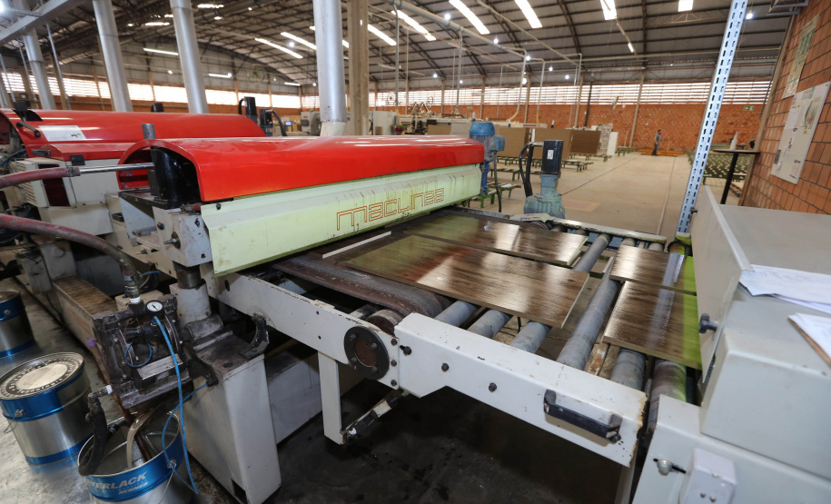 FEITA NO PARANA - Grupo Munhoz Caetano, holding do segmento moveleiro, que produz móveis seriados para o segmento de sala de estar.  A Caemmun Movelaria está sediada em Arapongas, um dos maiores polos moveleiros do país. Na foto fabrica da Filial Sabáudia. 06/10/2020 - Foto: Geraldo Bubniak/AEN